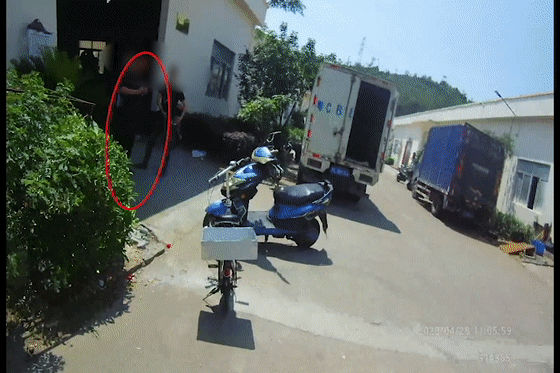 卷发男子金湾开车撞伤人逃跑!半小时后回到现场,头发竟然没了!休闲区蓝鸢梦想 - Www.slyday.coM 卷发男子金湾开车撞伤人逃跑!半小时后回到现场,头发竟然没了!休闲区蓝鸢梦想 - Www.slyday.coM