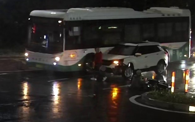 卷发男子金湾开车撞伤人逃跑!半小时后回到现场,头发竟然没了!休闲区蓝鸢梦想 - Www.slyday.coM 卷发男子金湾开车撞伤人逃跑!半小时后回到现场,头发竟然没了!休闲区蓝鸢梦想 - Www.slyday.coM