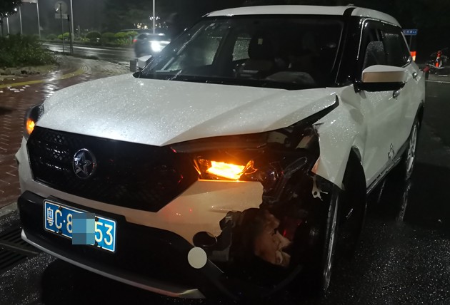 卷发男子金湾开车撞伤人逃跑!半小时后回到现场,头发竟然没了!休闲区蓝鸢梦想 - Www.slyday.coM 卷发男子金湾开车撞伤人逃跑!半小时后回到现场,头发竟然没了!休闲区蓝鸢梦想 - Www.slyday.coM