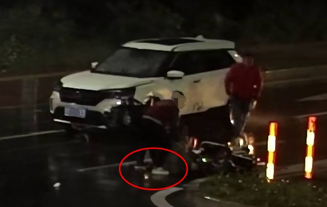 卷发男子金湾开车撞伤人逃跑!半小时后回到现场,头发竟然没了!休闲区蓝鸢梦想 - Www.slyday.coM 卷发男子金湾开车撞伤人逃跑!半小时后回到现场,头发竟然没了!休闲区蓝鸢梦想 - Www.slyday.coM