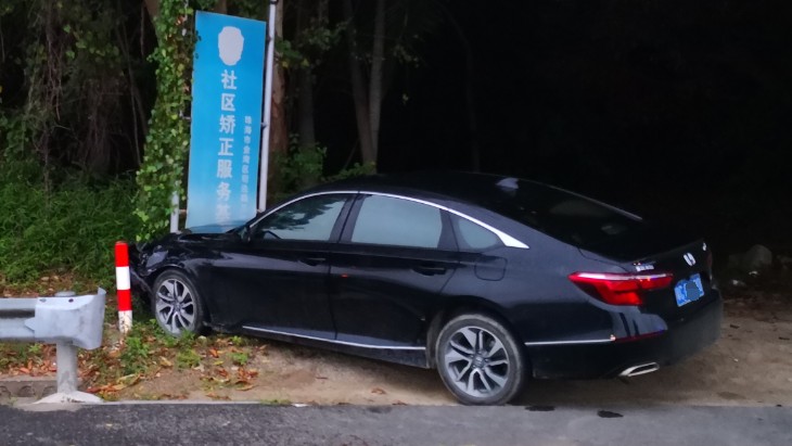 卷发男子金湾开车撞伤人逃跑!半小时后回到现场,头发竟然没了!休闲区蓝鸢梦想 - Www.slyday.coM 卷发男子金湾开车撞伤人逃跑!半小时后回到现场,头发竟然没了!休闲区蓝鸢梦想 - Www.slyday.coM