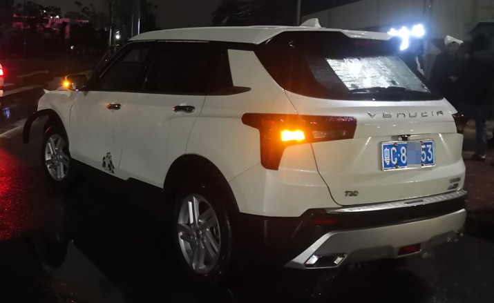 卷发男子金湾开车撞伤人逃跑!半小时后回到现场,头发竟然没了!休闲区蓝鸢梦想 - Www.slyday.coM 卷发男子金湾开车撞伤人逃跑!半小时后回到现场,头发竟然没了!休闲区蓝鸢梦想 - Www.slyday.coM