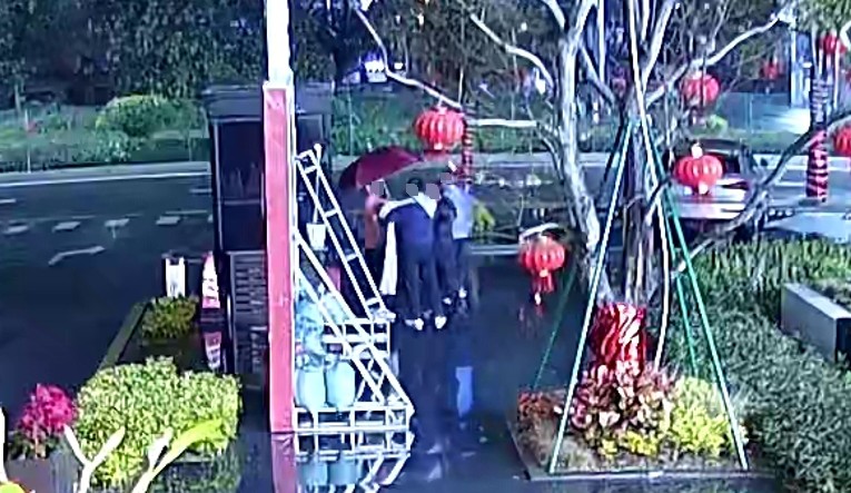 卷发男子金湾开车撞伤人逃跑!半小时后回到现场,头发竟然没了!休闲区蓝鸢梦想 - Www.slyday.coM 卷发男子金湾开车撞伤人逃跑!半小时后回到现场,头发竟然没了!休闲区蓝鸢梦想 - Www.slyday.coM