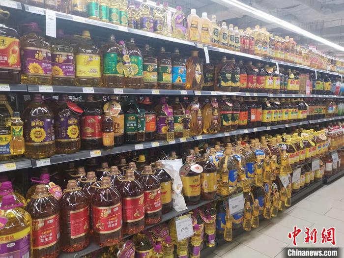 北京市丰台区某超市的食品油售卖区。 中新网记者 谢艺观 摄