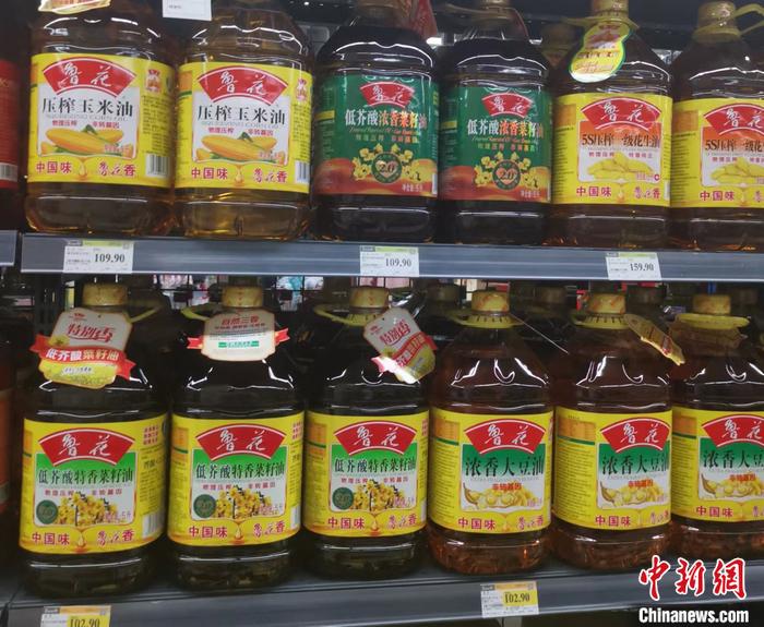 北京市丰台区某超市售卖的鲁花油。 中新网记者 谢艺观 摄