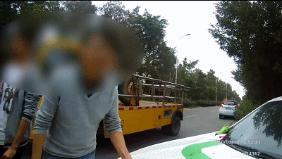 卷发男子金湾开车撞伤人逃跑!半小时后回到现场,头发竟然没了!休闲区蓝鸢梦想 - Www.slyday.coM 卷发男子金湾开车撞伤人逃跑!半小时后回到现场,头发竟然没了!休闲区蓝鸢梦想 - Www.slyday.coM