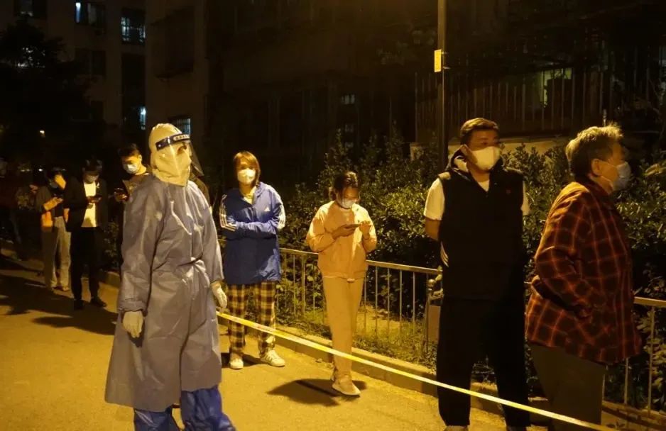 东四街道连夜开展核酸检测