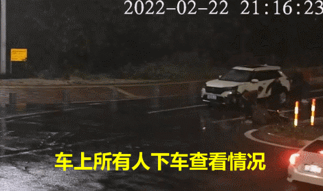 卷发男子金湾开车撞伤人逃跑!半小时后回到现场,头发竟然没了!休闲区蓝鸢梦想 - Www.slyday.coM 卷发男子金湾开车撞伤人逃跑!半小时后回到现场,头发竟然没了!休闲区蓝鸢梦想 - Www.slyday.coM