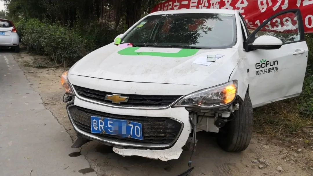 卷发男子金湾开车撞伤人逃跑!半小时后回到现场,头发竟然没了!休闲区蓝鸢梦想 - Www.slyday.coM 卷发男子金湾开车撞伤人逃跑!半小时后回到现场,头发竟然没了!休闲区蓝鸢梦想 - Www.slyday.coM