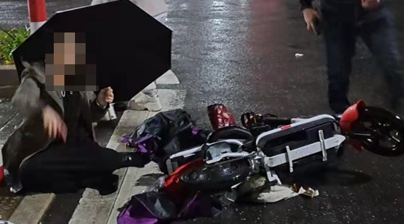 卷发男子金湾开车撞伤人逃跑!半小时后回到现场,头发竟然没了!休闲区蓝鸢梦想 - Www.slyday.coM 卷发男子金湾开车撞伤人逃跑!半小时后回到现场,头发竟然没了!休闲区蓝鸢梦想 - Www.slyday.coM