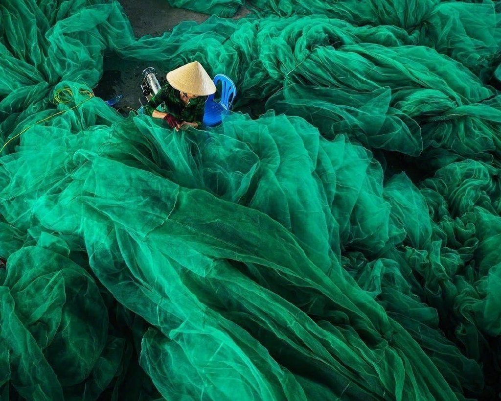 劳作中的越南渔民，仿佛正在挥动蓝色裙摆 Tran Tuan Viet