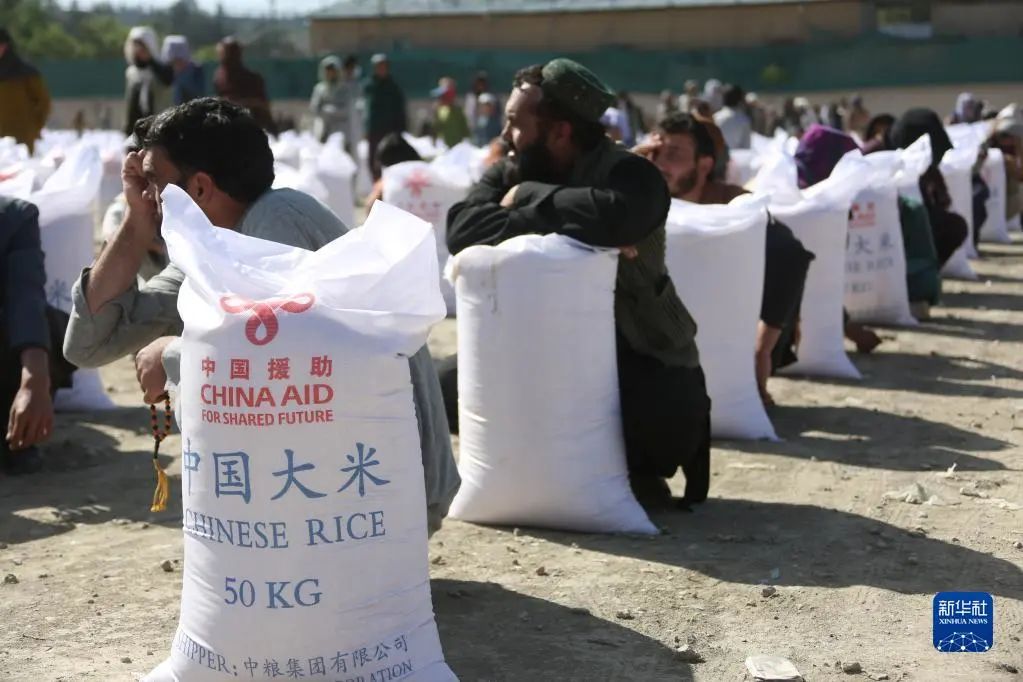 ▲4月23日,阿富汗民众在喀布尔领取中国援助的粮食。新华社发(塞夫拉赫曼?萨菲摄)