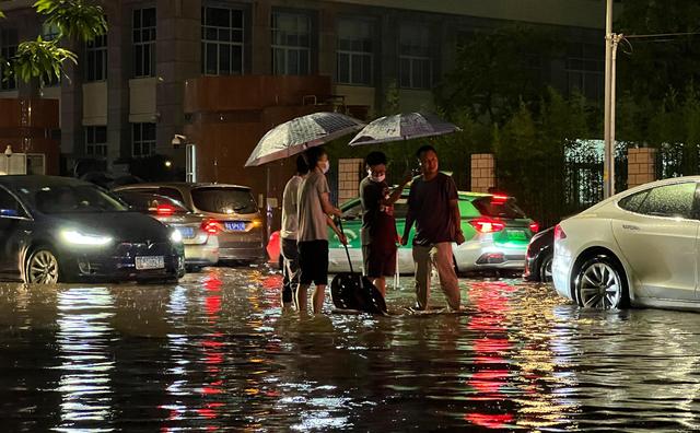 广州越秀天河已解除涉雨预警暴雨致多处内涝