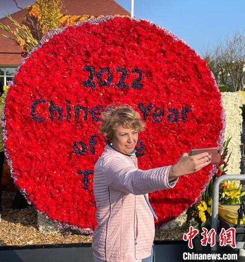 荷兰民众在中国主题花车前自拍留影。 德永健 摄