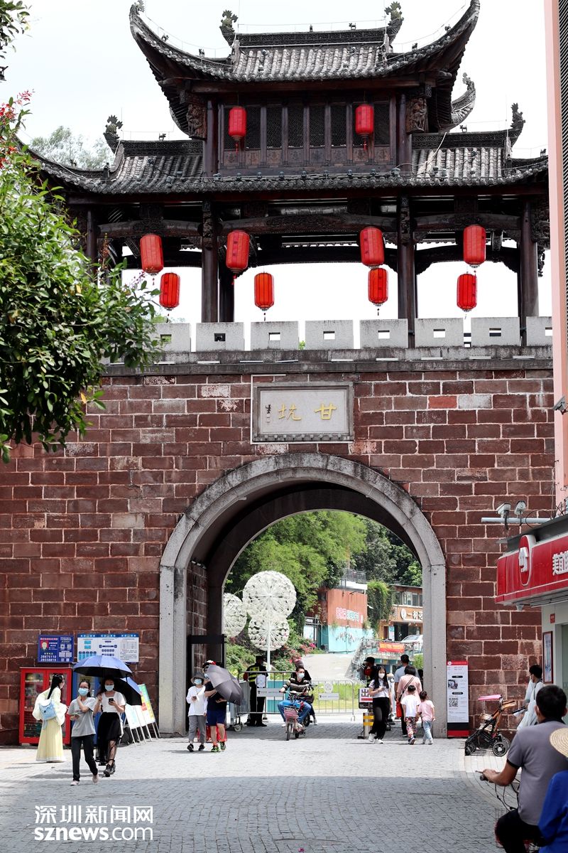 4月23日,深圳甘坑古镇的花朝节汉服巡游.祭祀现场.