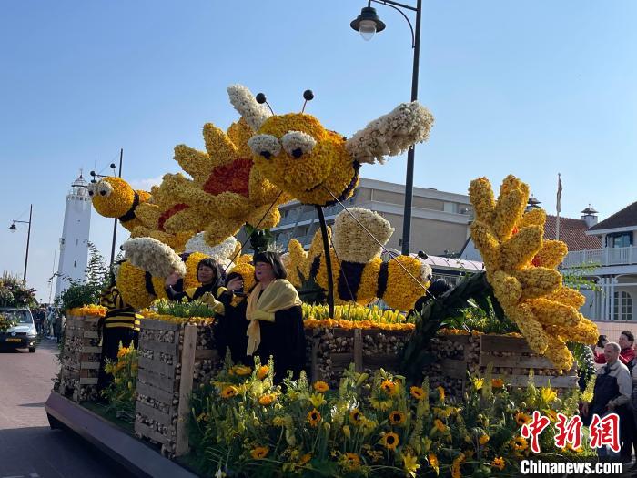 参加巡游的花车“争奇斗艳”,图为卡通主题花车。 德永健 摄