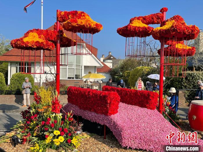 第二组中国主题花车以灯笼搭配荷兰风车,中间用“花桥”相连。 德永健 摄
