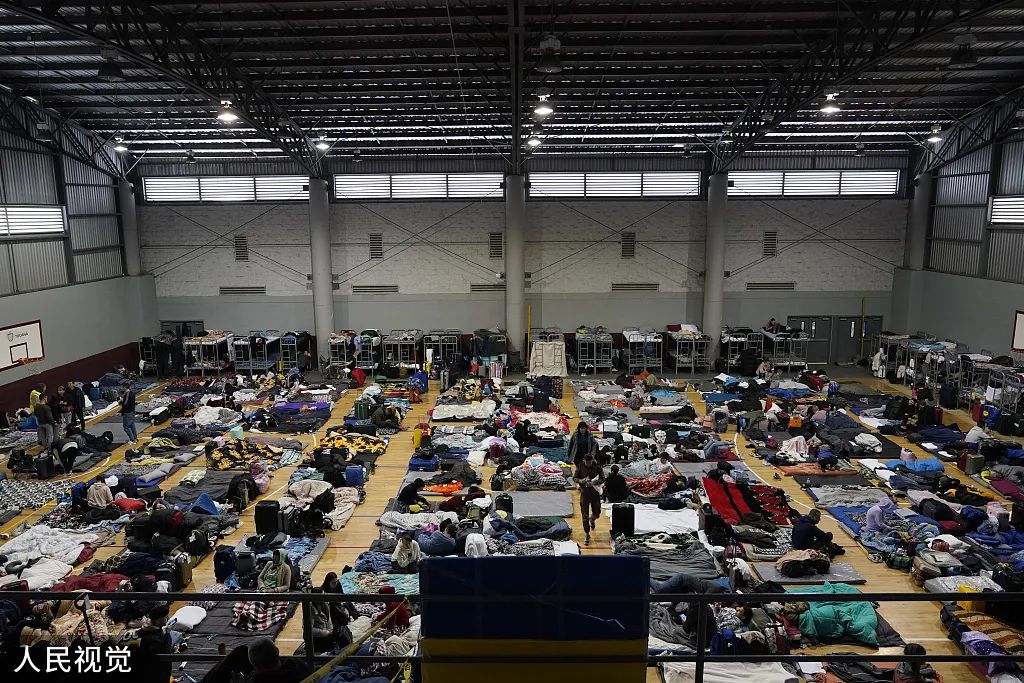 ▲乌克兰难民持续抵达墨西哥边境城市等待救援。图源：视觉中国