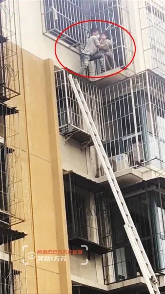 居民家失火,油漆工徒手爬6楼救出俩孩子!后续来了…休闲区蓝鸢梦想 - Www.slyday.coM 居民家失火,油漆工徒手爬6楼救出俩孩子!后续来了…休闲区蓝鸢梦想 - Www.slyday.coM