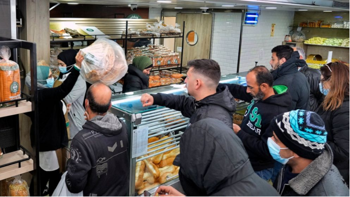 黎巴嫩人抢购大饼。