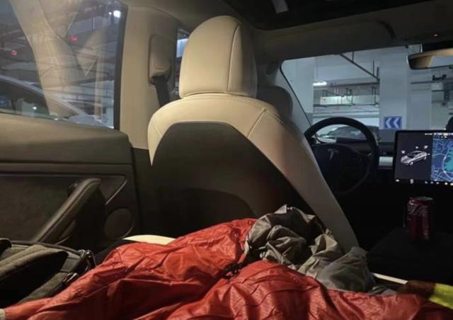 凌晨大雨中,杭州男医生骑电瓶车10多公里遇卡点:我可以走路去医院!警察一句话让他破防休闲区蓝鸢梦想 - Www.slyday.coM 凌晨大雨中,杭州男医生骑电瓶车10多公里遇卡点:我可以走路去医院!警察一句话让他破防休闲区蓝鸢梦想 - Www.slyday.coM