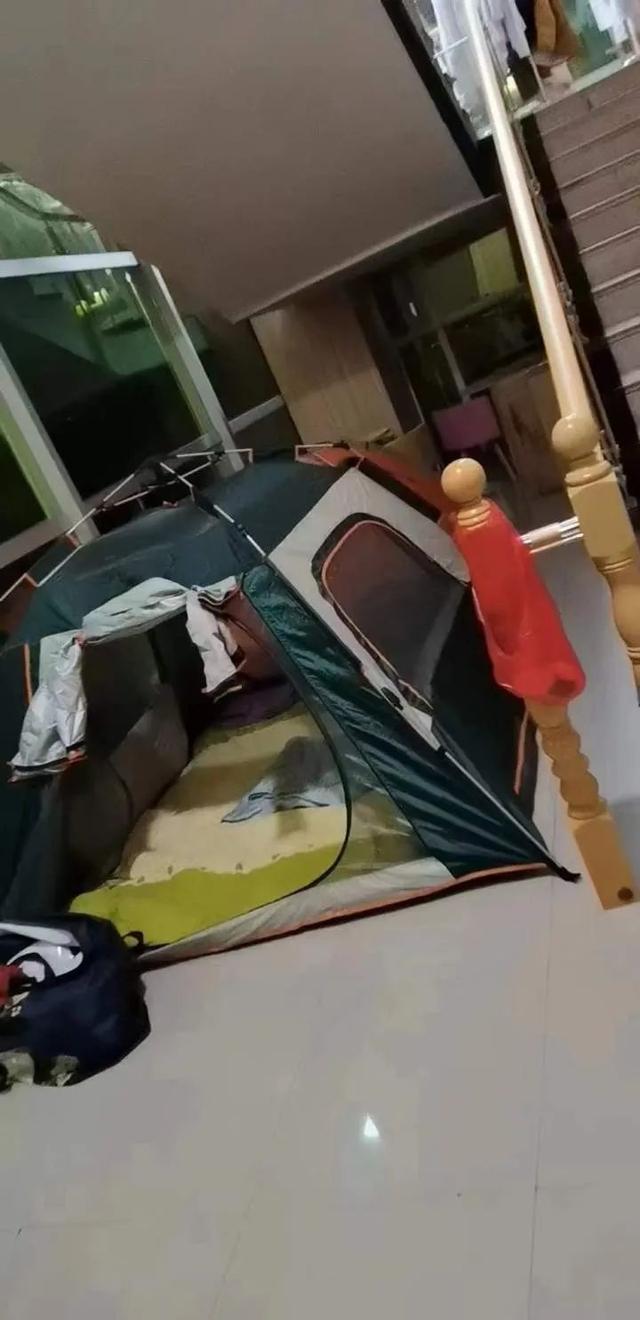 凌晨大雨中,杭州男医生骑电瓶车10多公里遇卡点:我可以走路去医院!警察一句话让他破防休闲区蓝鸢梦想 - Www.slyday.coM 凌晨大雨中,杭州男医生骑电瓶车10多公里遇卡点:我可以走路去医院!警察一句话让他破防休闲区蓝鸢梦想 - Www.slyday.coM