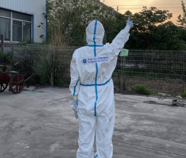 凌晨大雨中,杭州男医生骑电瓶车10多公里遇卡点:我可以走路去医院!警察一句话让他破防休闲区蓝鸢梦想 - Www.slyday.coM 凌晨大雨中,杭州男医生骑电瓶车10多公里遇卡点:我可以走路去医院!警察一句话让他破防休闲区蓝鸢梦想 - Www.slyday.coM