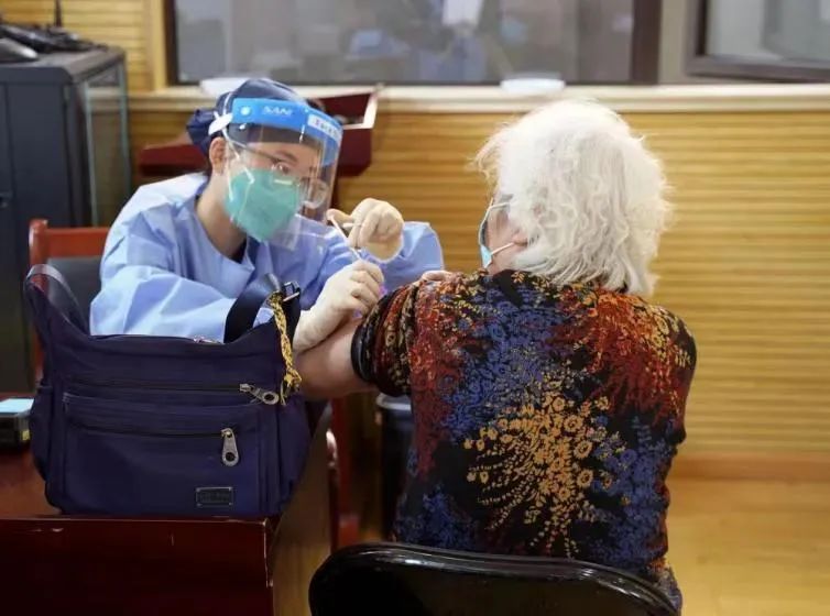 4月20日，在上海市奉贤区西渡街道社区党群服务中心，老年居民在接种新冠病毒疫苗。新华社 图