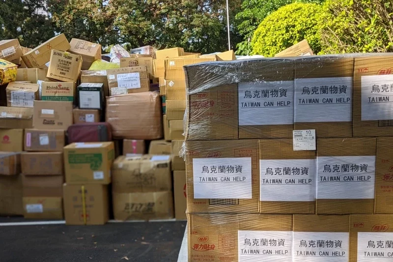 3月中旬，台湾民众捐赠的物资已堆满台外事部门停车场，图源《联合报》