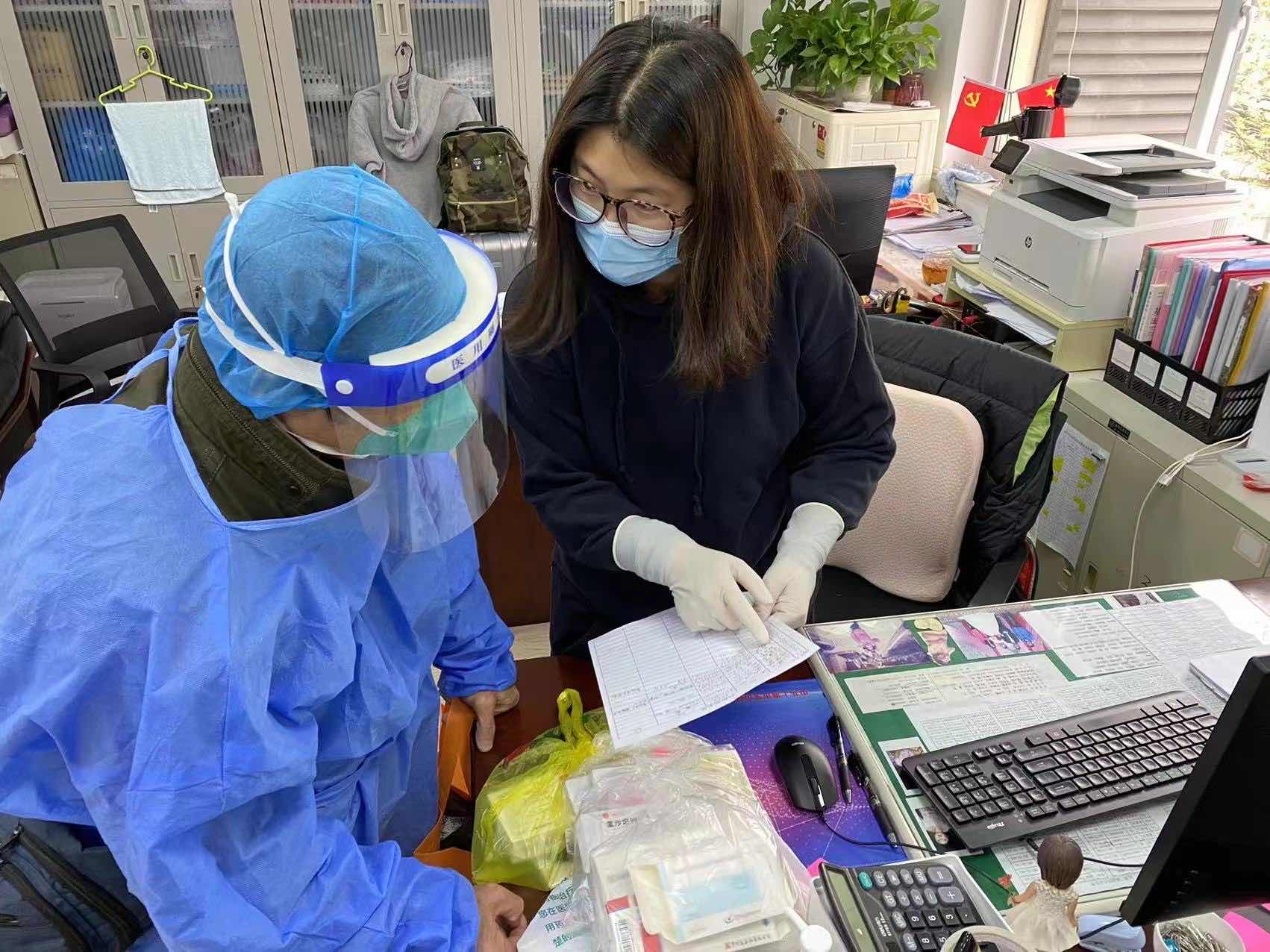 叶耀鸿(左)参与配药工作 本文图均为受访者供图