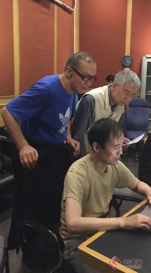 徐荣凯与徐荣旋在录音室工作的情景 采访对象 供图