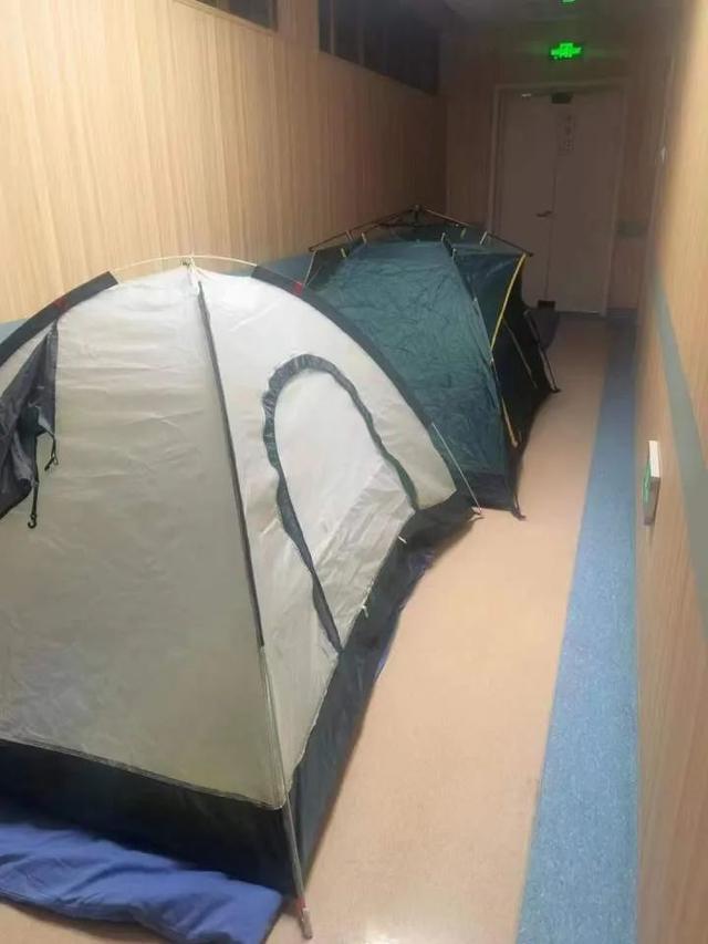 凌晨大雨中,杭州男医生骑电瓶车10多公里遇卡点:我可以走路去医院!警察一句话让他破防休闲区蓝鸢梦想 - Www.slyday.coM 凌晨大雨中,杭州男医生骑电瓶车10多公里遇卡点:我可以走路去医院!警察一句话让他破防休闲区蓝鸢梦想 - Www.slyday.coM