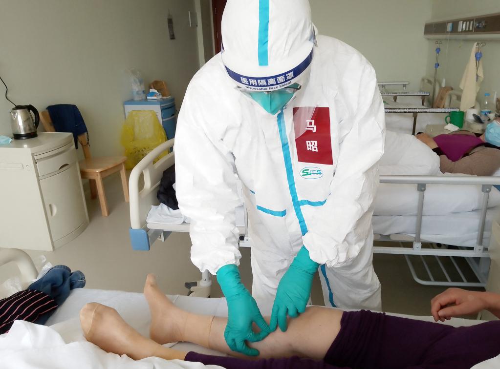  上海岳阳医院医疗队运用中医揿针法为新冠肺炎患者治疗。受访机构供图