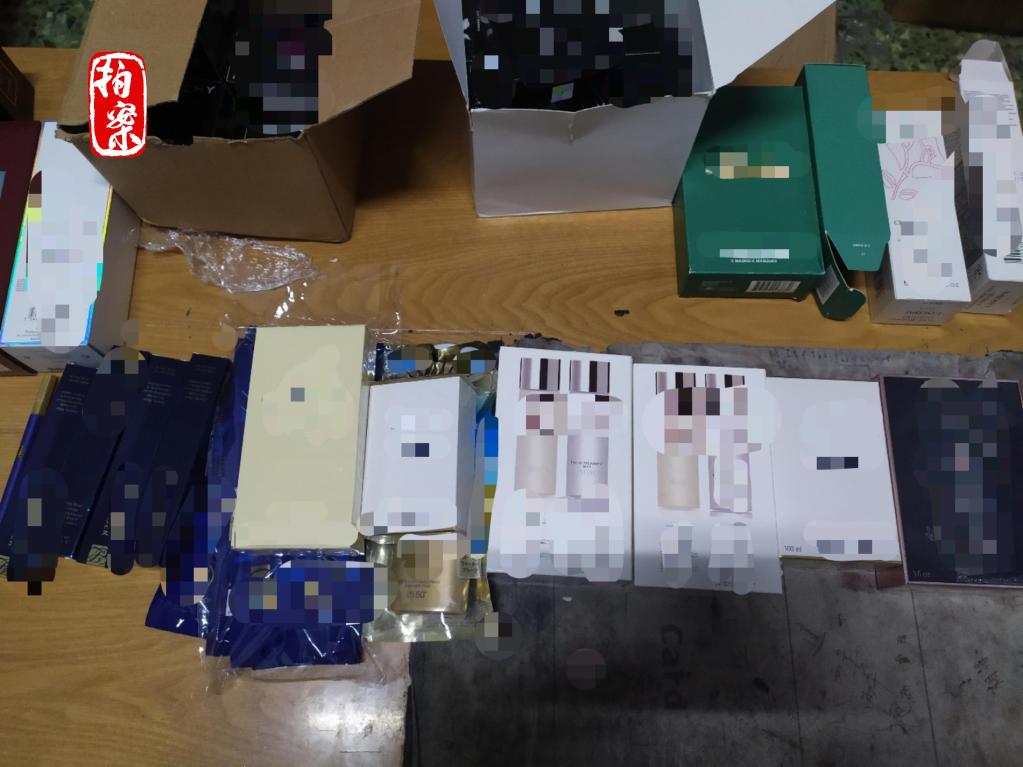 图为警方查扣的假冒品牌化妆品。(驻马店市公安局供图)