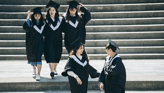 熊丙奇表示,中國大學存在著過度重視排行榜的問題,因苦於追求排名而「走上彎路」。