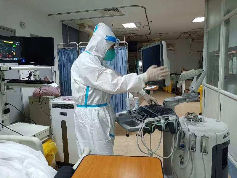 4月25日早晨，徐敏在医院忙碌工作。（受访者供图）