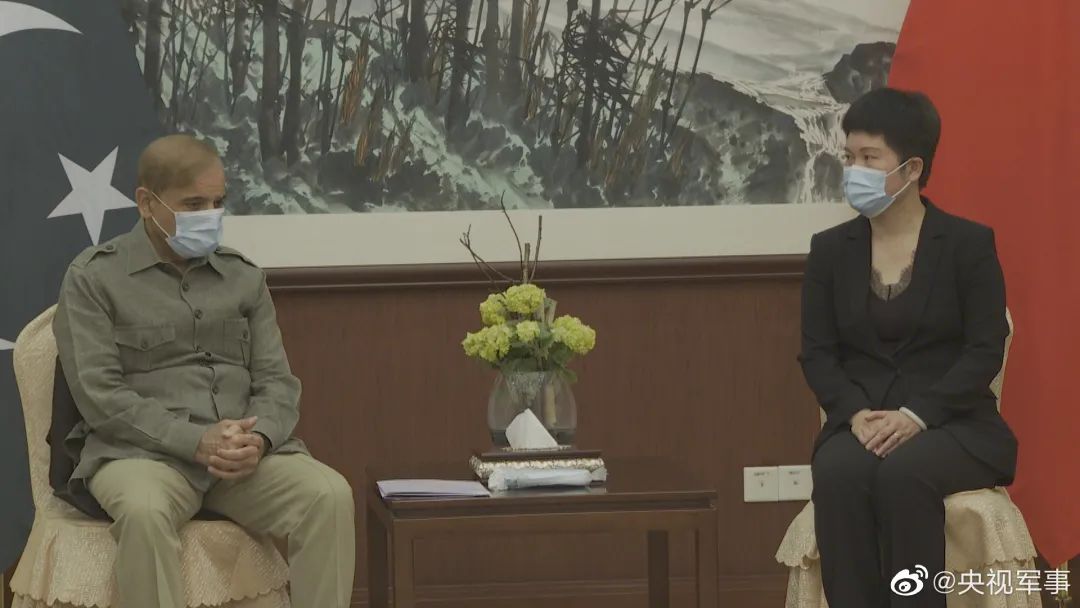 巴基斯坦新任总理夏巴兹·谢里夫赴中国驻巴使馆，悼念遇难者。图源@央视军事