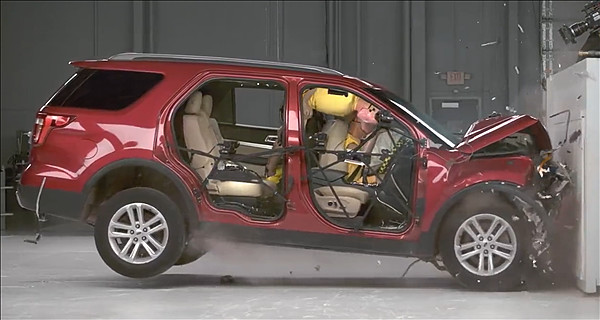 后排不系安全带的危害有多大?前排乘客死亡风险增加 137%!休闲区蓝鸢梦想 - Www.slyday.coM 后排不系安全带的危害有多大?前排乘客死亡风险增加 137%!休闲区蓝鸢梦想 - Www.slyday.coM