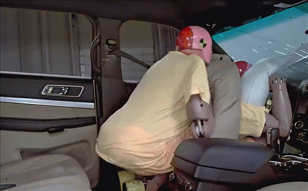 后排不系安全带的危害有多大?前排乘客死亡风险增加 137%!休闲区蓝鸢梦想 - Www.slyday.coM 后排不系安全带的危害有多大?前排乘客死亡风险增加 137%!休闲区蓝鸢梦想 - Www.slyday.coM