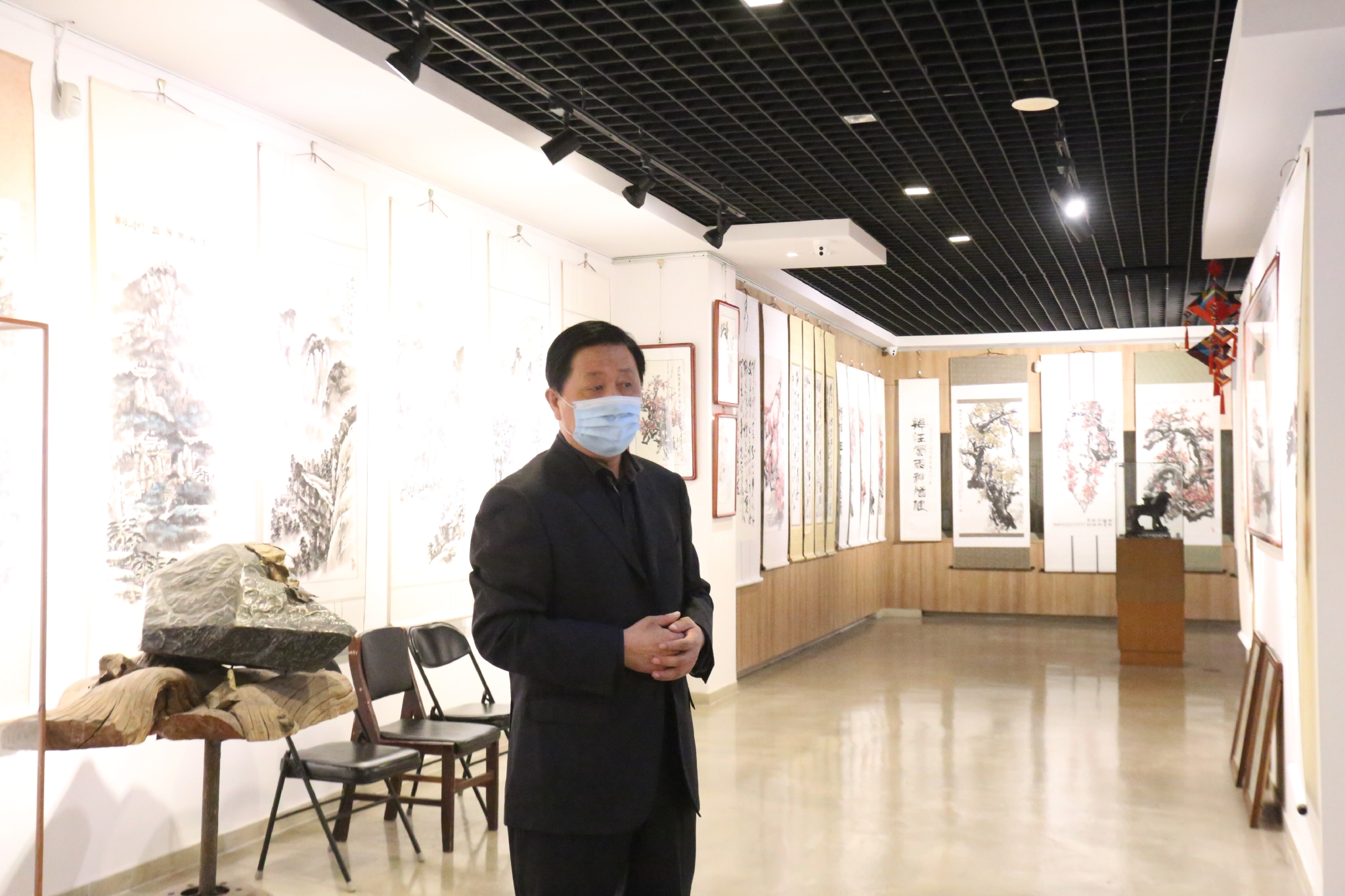 酸甜苦辣寻常事艺海探珠不作翁高永祥书画展亮相民间工艺博物馆