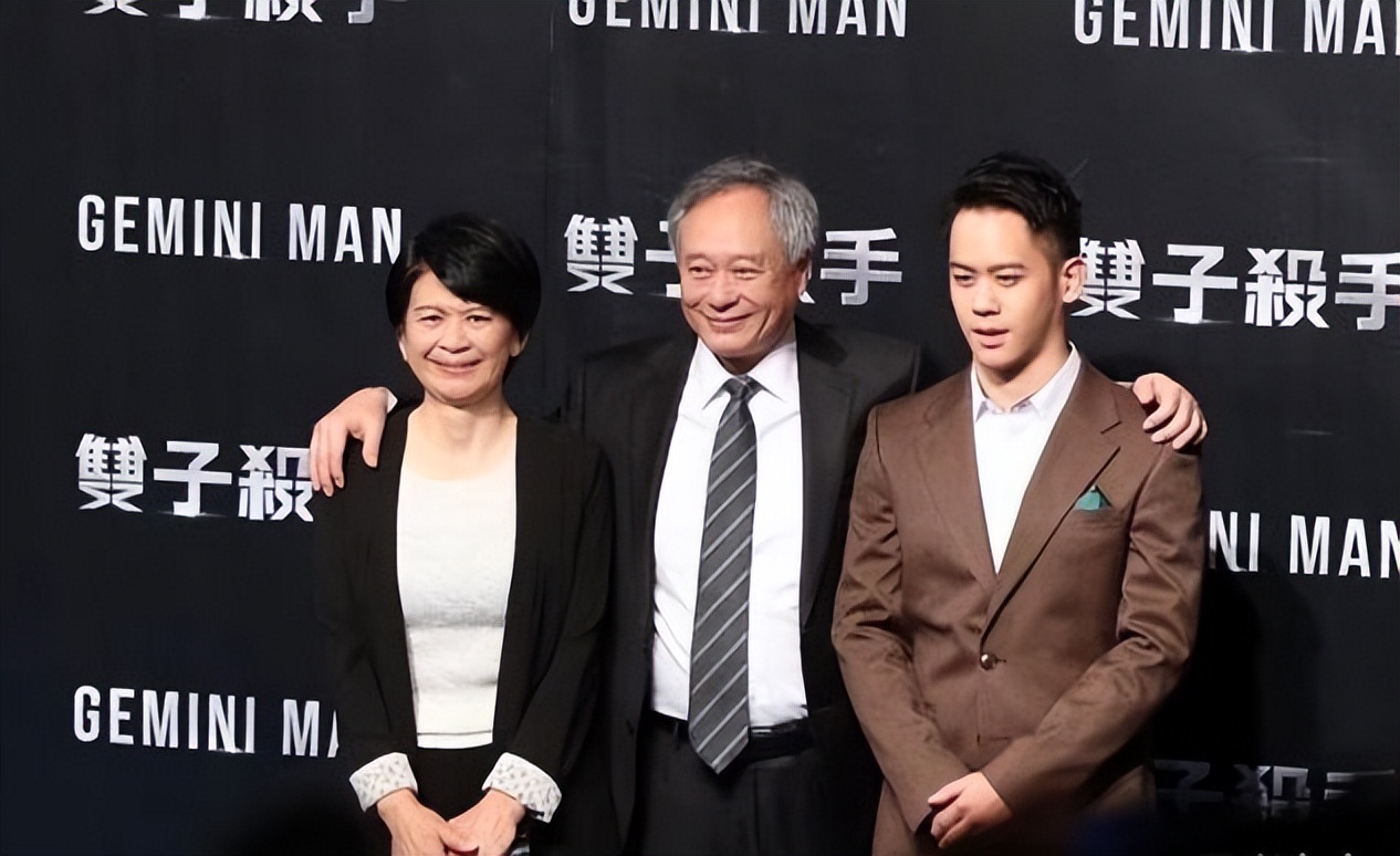 李安一家三口罕见同框儿子个子不高却有男人味妻子长成他翻版