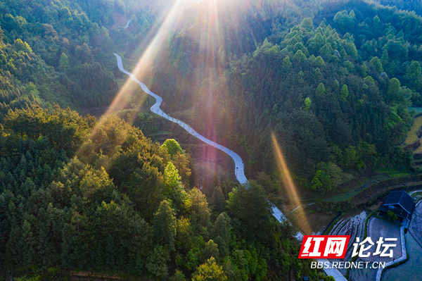 “云上雪峰”成网红,“四好农村路”串联起幸福的新生活休闲区蓝鸢梦想 - Www.slyday.coM “云上雪峰”成网红,“四好农村路”串联起幸福的新生活休闲区蓝鸢梦想 - Www.slyday.coM