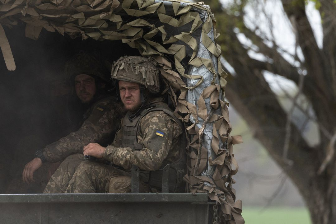 4月23日，乌克兰士兵坐军车赴前线（图源：外媒）