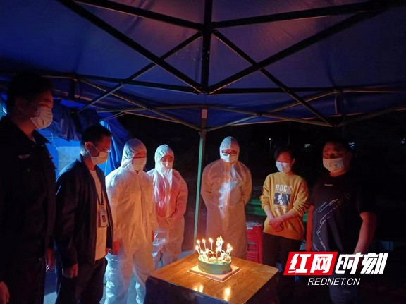 龙山战“疫”一线:特殊的22岁生日休闲区蓝鸢梦想 - Www.slyday.coM 龙山战“疫”一线:特殊的22岁生日休闲区蓝鸢梦想 - Www.slyday.coM