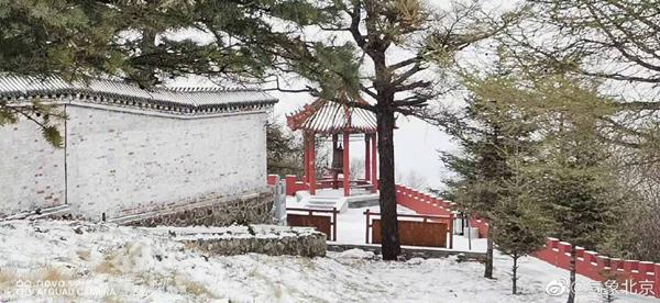 百花山山顶出现降雪。