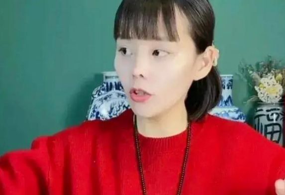 熊磊晒大团圆给儿子穿大红衣庆祝杜新枝女儿竖起中指鄙视她