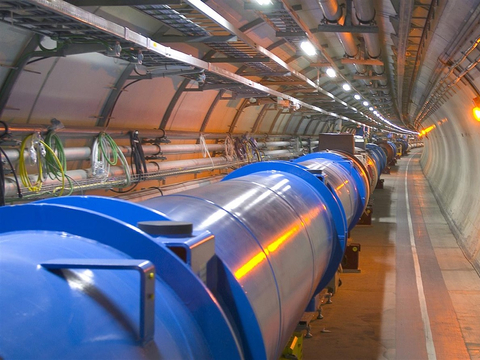 大型强子对撞机打破能量记录，粒子束获得了多少能量？