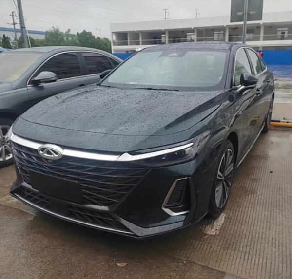 疑似奇瑞艾瑞泽8实拍图曝光 墨绿色车身＋溜背式车顶