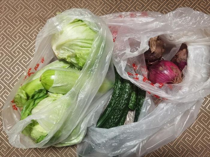  社区为弘善家园居民免费发放的蔬菜(央广网发 受访者供图) 