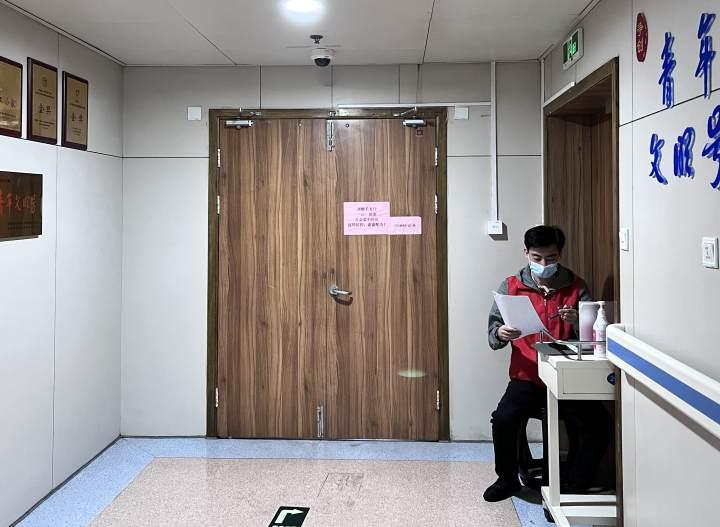 “医护们实在太辛苦了!”被感动的患者家属,投身医院志愿服务休闲区蓝鸢梦想 - Www.slyday.coM “医护们实在太辛苦了!”被感动的患者家属,投身医院志愿服务休闲区蓝鸢梦想 - Www.slyday.coM